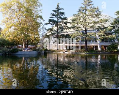 Lake and Super Bock Arena (Rosa Mota Pavilion) in Crystal Palace Gardens (Jardins do Palácio de Cristal), Porto, Portugal. Stock Photo