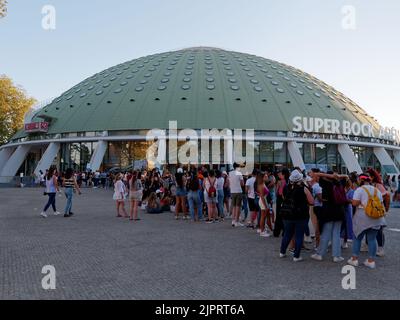Guests wait outside the Super Bock Arena (Rosa Mota Pavilion) in Crystal Palace Gardens (Jardins do Palácio de Cristal), Porto, Portugal. Stock Photo