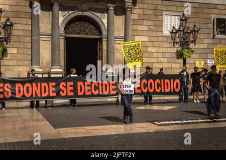 Barcelona, Spain. 20th Aug, 2022. Climate activists gather behind their banner in front of the Catalan Generalitat to demand action against the climate change Credit: Matthias Oesterle/Alamy Live News Stock Photo