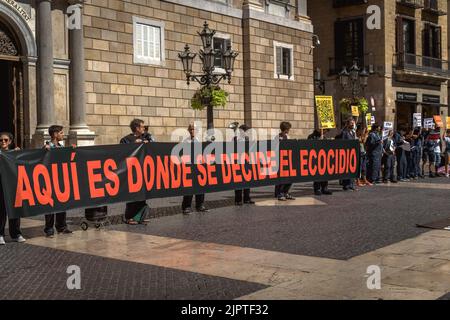 Barcelona, Spain. 20th Aug, 2022. Climate activists gather behind their banner in front of the Catalan Generalitat to demand action against the climate change Credit: Matthias Oesterle/Alamy Live News Stock Photo