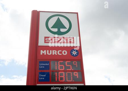 Datchet, Berkshire, UK. 20th August, 2022. Most petrol stations have now dropped their price of fuel. Petrol on sale today at the Murco Garage in Datchet, Berkshire, was much lower than recently at 165.9 per litre compared to 192.2 on 9th June 2022. Credit: Maureen McLean/Alamy Live News Stock Photo