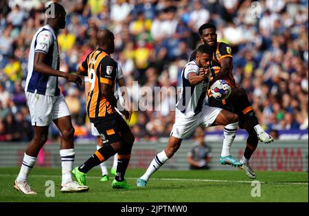 West Bromwich Albion's Darnell Furlong (centre) is challenged by Hull City's Benjamin Tetteh during the Sky Bet Championship match at The Hawthorns, West Bromwich. Picture date: Saturday August 20, 2022. Stock Photo