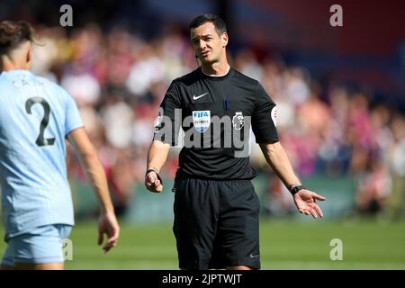 London, UK. 20th August 2022.Match referee Andrew Madley during the Premier League match between Crystal Palace and Aston Villa at Selhurst Park, London on Saturday 20th August 2022. (Credit: Tom West | MI News) Credit: MI News & Sport /Alamy Live News Stock Photo