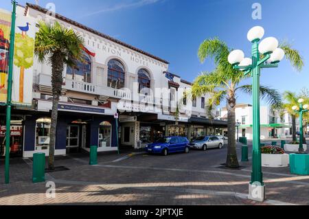 Many of the buildings are of Art Deco style of the 1920s and 30s, in Emerson Street, Napier, a coastal city on Hawkes Bay on North Island in New Zealand Stock Photo