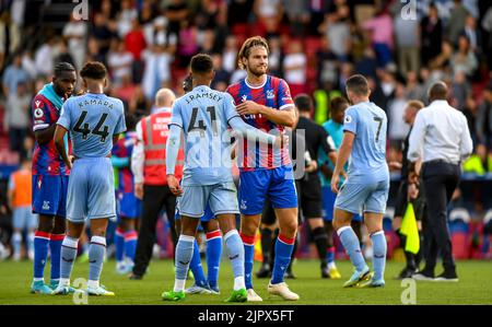 Players at the end of the Premier League match between Crystal Palace and Aston Villa at Selhurst Park, London, England on 20 August 2022. Photo by Phil Hutchinson. Editorial use only, license required for commercial use. No use in betting, games or a single club/league/player publications. Credit: UK Sports Pics Ltd/Alamy Live News Stock Photo