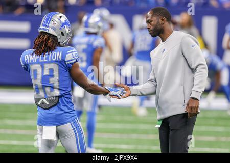 indianapolis-indiana-usa-20th-aug-2022-detroit-lions-offensive-assistant-jt-barrett-on-the-field-with-detroit-lions-wide-receiver-kalil-pimpleton-83-prior-to-the-preseason-game-between-the-detroit-lions-and-the-indianapolis-colts-at-lucas-oil-stadium-indianapolis-indiana-credit-image-scott-stuartzuma-press-wire-2jpx9x4.jpg