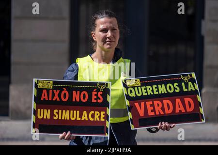 Barcelona, Spain. 20th Aug, 2022. A climate justice activist is seen holding placards during the demonstration. Climate activists have gathered in Plaza de Sant de Sant Jaume in front of the door of the headquarters of the presidency of the Government of Catalonia, to demand climate justice. Credit: SOPA Images Limited/Alamy Live News Stock Photo