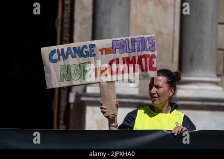 Barcelona, Spain. 20th Aug, 2022. A climate justice activist holds a placard during the demonstration. Climate activists have gathered in Plaza de Sant de Sant Jaume in front of the door of the headquarters of the presidency of the Government of Catalonia, to demand climate justice. Credit: SOPA Images Limited/Alamy Live News Stock Photo