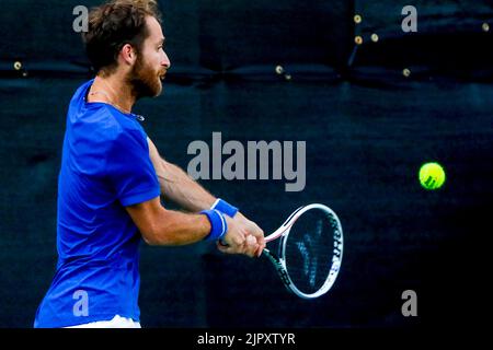 19/08/2022 - VANCOUVER,BC - AUGUST 19 : Quarter Finals . Constant Lestienne(FRA blue def Fernando verdasco(ESP)) PINK during day seven of 2022 Odlum Brown VanOpen at Hollyburn Country Club on August 19, 2022, in West Vancouver,British Columbia,Canada.(Photo by Clelio Tomaz/Pximages Stock Photo