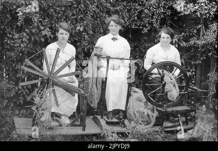 Three women spinning wool to knit socks for soldiers during World War I - Tenterfield, NSW, ca. 1915 Stock Photo