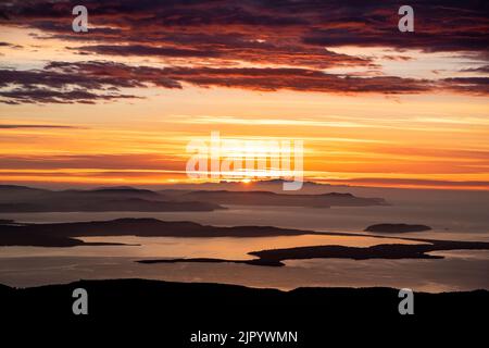 Sunrise over the Derwent River from the summit of kunanyi/Mt Wellington in Hobart Tasmania (altitude 1271 metres above sea level) Stock Photo