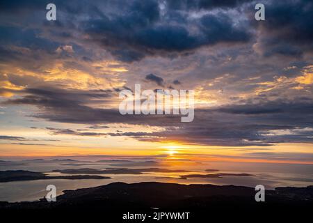 Sunrise over the Derwent River from the summit of kunanyi/Mt Wellington in Hobart Tasmania (altitude 1271 metres above sea level) Stock Photo