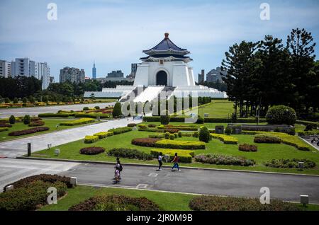 Taipei. 21st Aug, 2022. General view on Chiang Kai-shek Memorial Hall in Taipei in Taipei, Taiwan on 21/08/2022 Hsiao Bi-khim taiwan's envoy to the US has called for more frequent visits by politicians from various countries to the island. Following U.S. House Speaker Nancy Pelosi's visit to Taipei, which sparked tensions between Taiwan and China, more politicians are announcing their visits by Wiktor Dabkowski Credit: dpa/Ģ����ý Live News Stock Photo
