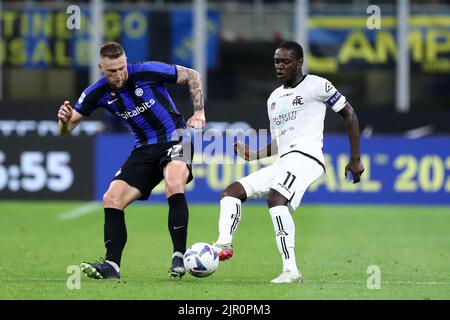 Milano, Italy. 20th Aug, 2022. Milan Skriniar of Fc Internazionale and Emmanuel Gyasi of Spezia Calcio battle for the ball during the Serie A match beetween Fc Internazionale and Spezia Calcio at Stadio Giuseppe Meazza on August 20, 2022 in Milano Italy . Credit: Marco Canoniero/Alamy Live News Stock Photo
