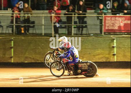Glasgow, Scotland, UK. 20th August, 2022. Kim Nilsson (Sweden) (White) leads Dan Bewley (Great Britain) in the 1st/2nd place run off during the FIM Speedway Grand Prix Challenge at the Peugeot Ashfield Stadium, Glasgow on Saturday 20th August 2022. (Credit: Ian Charles | MI News) Credit: MI News & Sport /Alamy Live News Stock Photo