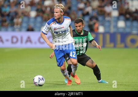 Foto Michele Nucci/LaPresse 20 Agosto 2022 - Reggio Emilia, Italia  sport calcio  Sassuolo Calcio u.s. Vs. Lecce u.s. - Campionato di calcio Serie A TIM 2022/2023 - stadio &#x201c;Mapei&#x201d; Nella foto: Morten Hjulmand (u.s. Lecce) in azione contrastato da Matheus Henrique (Sassuolo C.u.s.)   Photo Michele Nucci/LaPresse  August 20, 2022 - Reggio Emilia, Italy  sport soccer  Sassuolo calcio u.s. Vs. Lecce u.s.  - Italian Football Championship League A TIM 2022/2023 - &#x201c;Mapei&#x201d; stadium In the pic: Morten Hjulmand (u.s. Lecce) competes for the ball with  Matheus Henrique (Sassuol Stock Photo