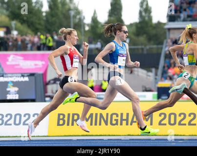 Melissa Courtney-Bryant of Wales and Laura Muir of Scotland competing in the women’s 1500m heats at the Commonwealth Games at Alexander Stadium, Birmi Stock Photo