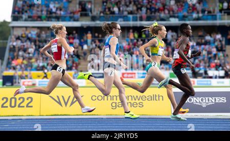 Melissa Courtney-Bryant of Wales and Laura Muir of Scotland competing in the women’s 1500m heats at the Commonwealth Games at Alexander Stadium, Birmi Stock Photo