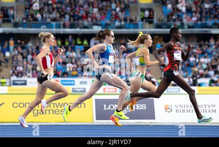 Melissa Courtney-Bryant of Wales and Laura Muir of Scotland competing in the women’s 1500m heats at the Commonwealth Games at Alexander Stadium, Birmi Stock Photo