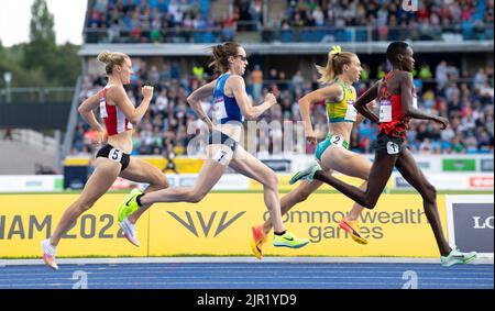 Melissa Courtney-Bryant of Wales and Laura Muir of Scotland competing in the women’s 1500m heats at the Commonwealth Games at Alexander Stadium, Birmi Stock Photo