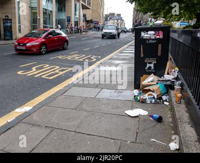 Edinburgh, Scotland, UK, 21st August 2022. Bins overflowing during binmen strike: on day 4 of the strike the rubbish in the city centre streets is piling up causing an eyesore. Credit: Sally Anderson/Alamy Live News Stock Photo