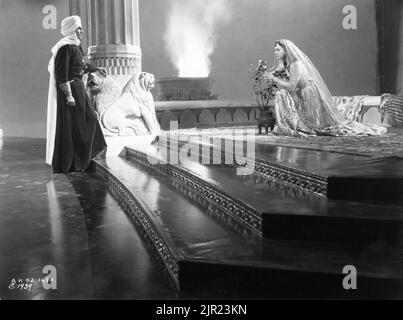 CONRAD VEIDT and JUNE DUPREZ in THE THIEF OF BAGDAD 1940 directors LUDWIG BERGER MICHAEL POWELL TIM WHELAN ALEXANDER KORDA ZOLTAN KORDA WILLIAM CAMERON MENZIES screenplay and dialogue Miles Malleson music Miklos Rozsa Alexander Korda Films / London Film Productions / United Artists Stock Photo