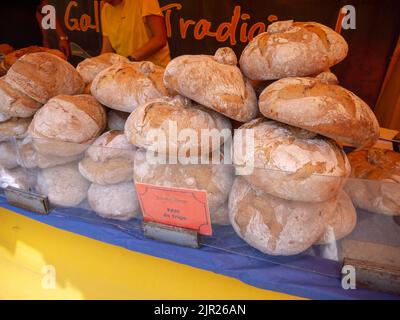 MONDONEDO, SPAIN - AUGUST 14, 2022: Traditional galician wheat bread at the medieval fair counter in the old town Mondonedo,Lugo,Galicia,Spain Stock Photo