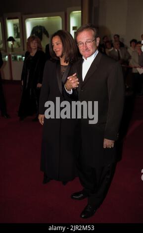 Comedian and actor Robin Williams with his wife Marsha Garces during arrivals at the first Mark Twain Prize for Humor at the Kennedy Center October 20, 1998 in Washington, DC. The award was in honor of comedian Richard Pryor. Stock Photo