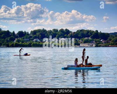 Lake Starnberg, Bavaria, Germany. 21st Aug, 2022. Stand up paddlers take advantage of the break in bad weather at Lake Starnberg, near Munich, Germany as the summer season comes to a close. (Credit Image: © Sachelle Babbar/ZUMA Press Wire) Stock Photo