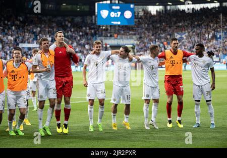 Bochum, Germany. 21st Aug, 2022. Soccer: Bundesliga, VfL Bochum - Bayern Munich, Matchday 3, at Vonovia Ruhrstadion: Bayern's players cheer about the victory in front of their fan section after the match. Credit: Bernd Thissen/dpa - IMPORTANT NOTE: In accordance with the requirements of the DFL Deutsche Fußball Liga and the DFB Deutscher Fußball-Bund, it is prohibited to use or have used photographs taken in the stadium and/or of the match in the form of sequence pictures and/or video-like photo series./dpa/Alamy Live News Stock Photo