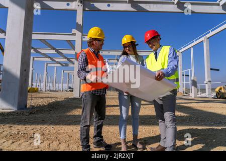 Supervisor, Female Architect And Construction Foreman Having Conversation at Workplace. Project Management And Field Crew Meeting. Stock Photo