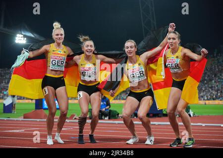 Munich, Germany. 21st Aug, 2022. Athletics: European Championships, Olympiastasdion, final 4x100 meters relay, women, final, Lisa Meyer (l-r), Gina Lückenkemper, Alexandra Burghardt and Rebekka Haase (Germany) win the race and cheer. Credit: Soeren Stache/dpa/Alamy Live News Stock Photo