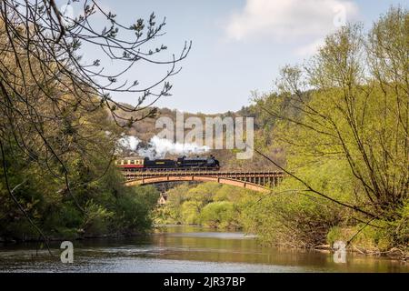 SR 'S15' 4-6-0 No. 506 crosses Victoria Bridge over the River Severn on the Severn Valley Railway, Worcestershire Stock Photo