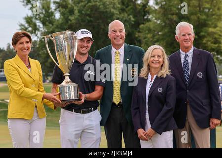 Wilmington, DE, USA. 21st Aug, 2022. From Left: ILKA HORSTMEIER, Member of the Board of Management of BMW, Golfer PATRICK CANTLAY, JOE DESCH WGA Chairman, MELISSA RIEGEL and TOM HUMPHREY of the Wilmington country club pose for with the JK WADLEY trophy after the BMW Championship Sunday, Aug 21, 2022, at Wilmington Country Club in Wilmington, Delaware. (Credit Image: © Saquan Stimpson/ZUMA Press Wire) Stock Photo