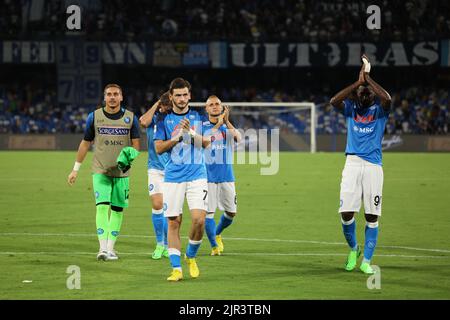 Napoli, Italy, 21/08/2022, Foto Alessandro Garofalo/LaPresse 21 agosto  2022 Napoli, Italia sport calcio Napoli vs Monza - Campionato di calcio Serie A TIM 2022/2023 - stadio Diego Armando Maradona Nella foto: giocatori esultano a fine gara   August 21 , 2022 Naples, Italy sport soccer  Napoli vs Monza - Italian Football Championship League A TIM 2022/2023 - Diego Armando Maradona stadium. In the pic: Napoli  players greet fans after the match Stock Photo