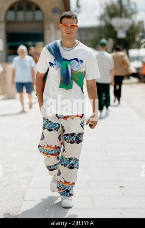Street style, arriving at Louis Vuitton Spring-Summer 2023 Menswear show,  held at Louvre Cour Carree, Paris, France, on June 23, 2022. Photo by  Marie-Paola Bertrand-Hillion/ABACAPRESS.COM Stock Photo - Alamy