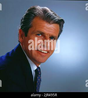 WILLIAM DEVANE in KNOTS LANDING (1979), directed by JEROME COURTLAND, ALEXANDER SINGER, LARRY ELIKANN and JOSEPH L. SCANLAN. Credit: CBS PRODUCTIONS / Album Stock Photo