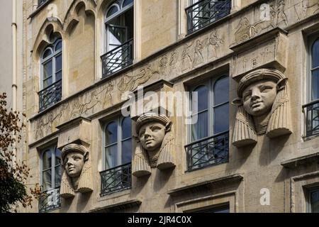 France. Paris (75) (2th district) Le Caire square : 'Egyptian' house whose facade is adorned with 3 sculpted heads of the goddess Hathor (architect: G Stock Photo