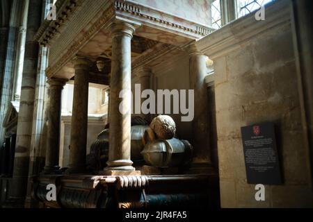 Old captured Russian cannon in front of Ely Cathedral decorated in Ukrainian colours Stock Photo