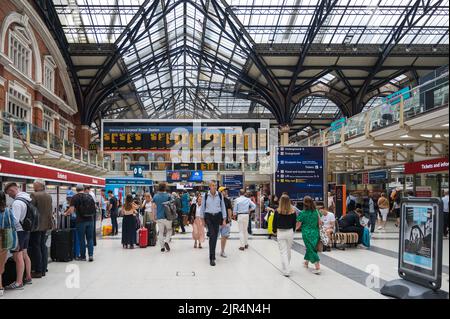 Commuters and travellers in the main ticket hall of Liverpool Street railway station on a busy weekday. City of London, England, UK Stock Photo