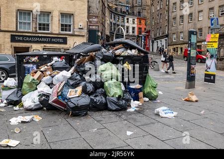 Edinburgh, Scotland, UK, 22nd August 2022. Waste collection binmen strike: Litter piles up around rubbish bins which are not being emptied due to the council bin workers strike. Pictured: Bins in the Grassmarket. Credit: Sally Anderson/Alamy Live News Stock Photo