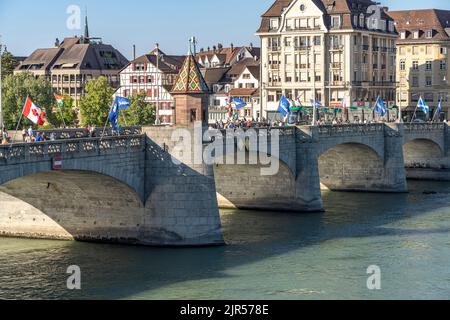 Die Mittlere Brücke und der Rhein in Basel, Schweiz, Europa |   The Middle Bridge and the Rhine river in Basel, Switzerland, Europe Stock Photo