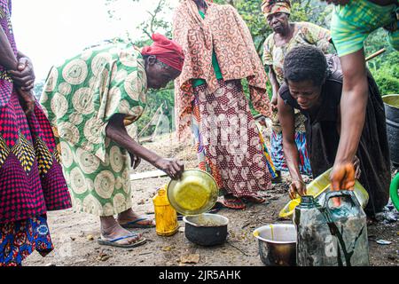 Artisanal production of palm oil called 'Seketa' (Stir) in the local language by women from the village of Mpety in Walikale, North Kivu (eastern DR Congo), 15 December 2021.  Fabrication artisanale de l’huile de palme appelee en langue locale “Seketa“ (Remuer) par des femmes du village Mpety  a Walikale au Nord Kivu (Est de la RD Congo), le 15 Decembre 2021. Stock Photo