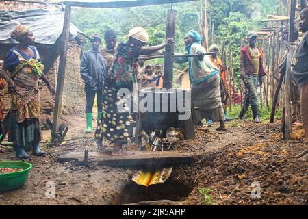 Artisanal production of palm oil called 'Seketa' (Stir) in the local language by women from the village of Mpety in Walikale, North Kivu (eastern DR Congo), 15 December 2021.  Fabrication artisanale de l’huile de palme appelee en langue locale “Seketa“ (Remuer) par des femmes du village Mpety  a Walikale au Nord Kivu (Est de la RD Congo), le 15 Decembre 2021. Stock Photo