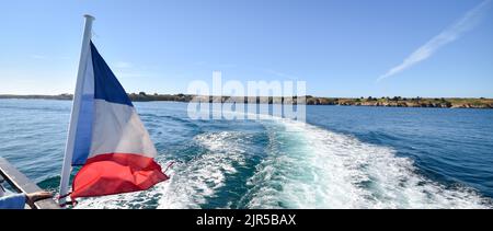 Départ en bateau de l’île d’Hoedic et drapeau (Bretagne, golfe du Morbihan. Ouest France) Stock Photo