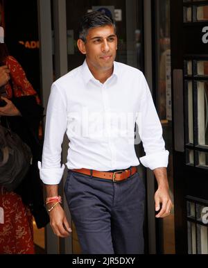 London, UK. 22nd Aug, 2022. Conservative Leadership candidate, Rishi Sunak, leaves the BBC after giving an interview to Vanessa Feltz. Credit: Mark Thomas/Alamy Live News Stock Photo