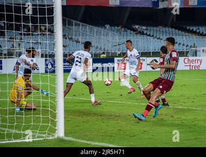 Kolata, India. 20th Aug, 2022. ATK Mohun Bagan FC ( green & Maroon ) played against Rajasthan United FC ( white) in the match no 9 for the group B, during the Durand cup football 2022 played at The Vivekananda Yuba Bharati Krirangan ( VYBK ) in Kolkata on 20-08-2022.ATK Mohun Bagan loses 2-3 to Rajasthan United (Credit Image: © Amlan Biswas/Pacific Press via ZUMA Press Wire) Stock Photo