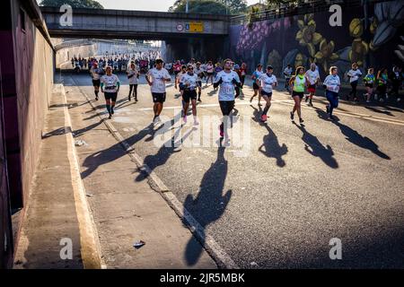 Buenos Aires, Argentina. 21st Aug, 2022. A group of runners head down Sarmiento Avenue towards the finish line of the Buenos Aires Half Marathon. 21K Buenos Aires: 20 thousand people filled the streets of Buenos Aires with color with the Half Marathon. The international competition recovered all its splendor with more than 150 elite runners and a large number of athletes from all over the world. Credit: SOPA Images Limited/Alamy Live News Stock Photo