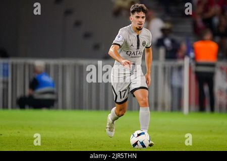 LILLE, FRANCE - AUGUST 21: Vitinha of Paris Saint-Germain runs with the ball during the Ligue 1 Uber Eats match between Lille OSC and Paris Saint-Germain at the Stade Pierre-Mauroy on August 21, 2022 in Lille, France (Photo by Joris Verwijst/Orange Pictures) Stock Photo