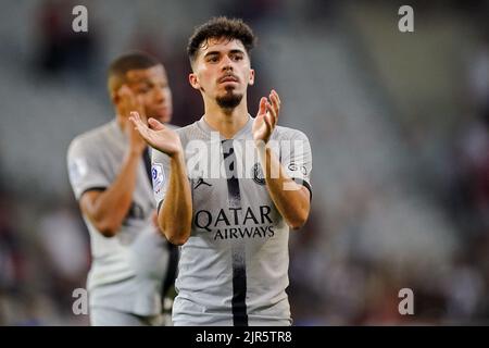 LILLE, FRANCE - AUGUST 21: Vitinha of Paris Saint-Germain applauds for the fans during the Ligue 1 Uber Eats match between Lille OSC and Paris Saint-Germain at the Stade Pierre-Mauroy on August 21, 2022 in Lille, France (Photo by Joris Verwijst/Orange Pictures) Stock Photo